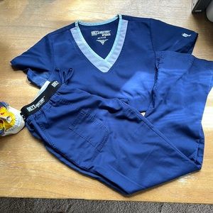 NAVY Grey’s Anatomy ACTIVE line scrub set!